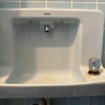 トイレ埋め込み式手洗い器作業前