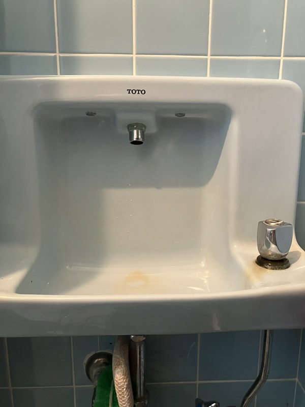 トイレ埋め込み式手洗い器作業前