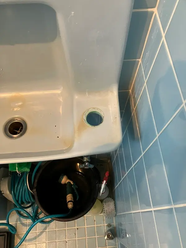 トイレ埋め込み式手洗い器水栓取り外し後