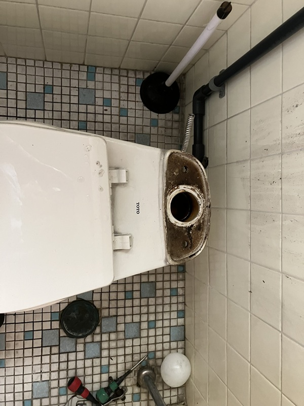 便器タンク取り外し