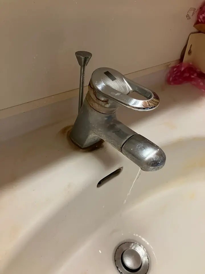洗面台の水栓交換前